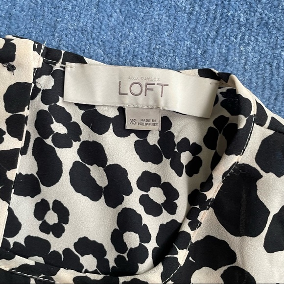 ⚠️LAST CHANCE LOFT Abstract Floral High Neck Top - Picture 3 of 4